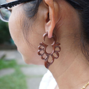anting kayu motif floral